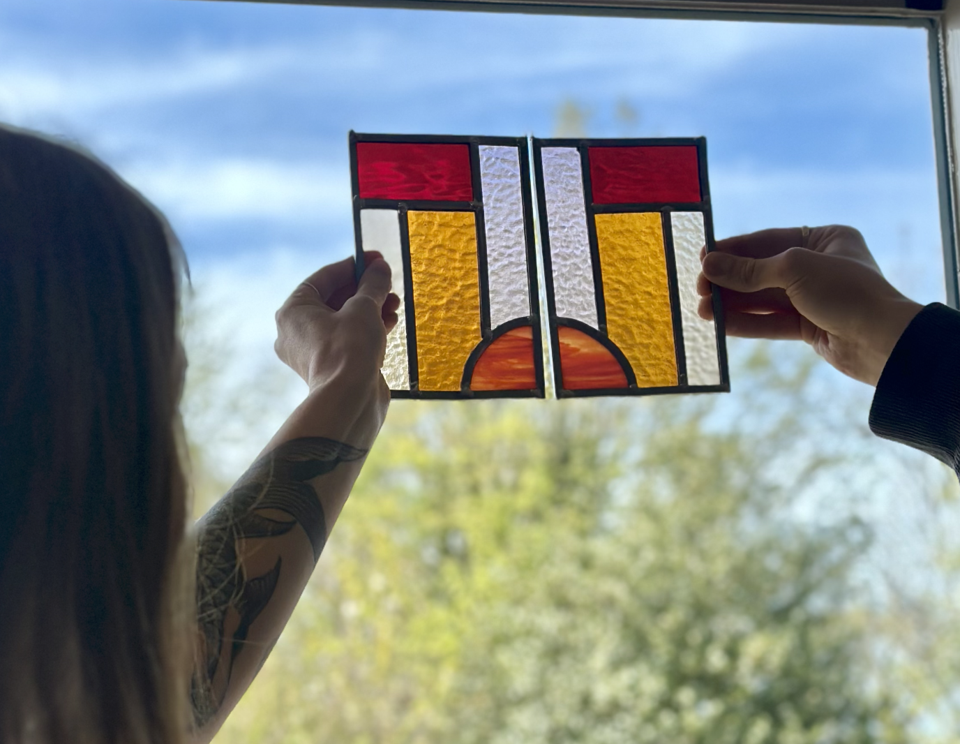Workshop deelnemer met glas in lood werk