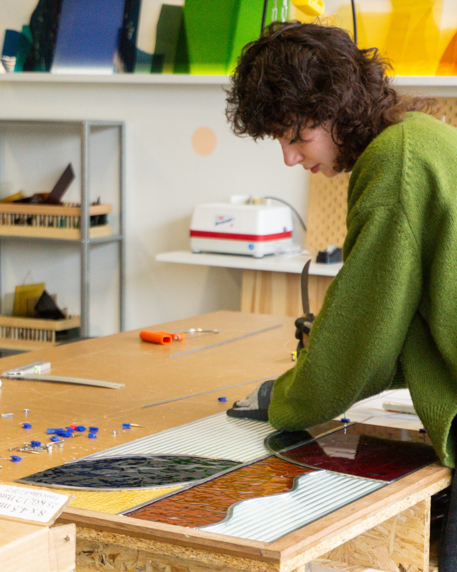 Lou houdt een glas-in-lood maatwerk paneel vast